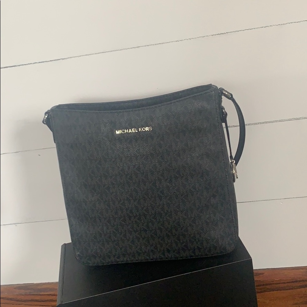 Micheal Kors bag. - Picture 1 of 3
